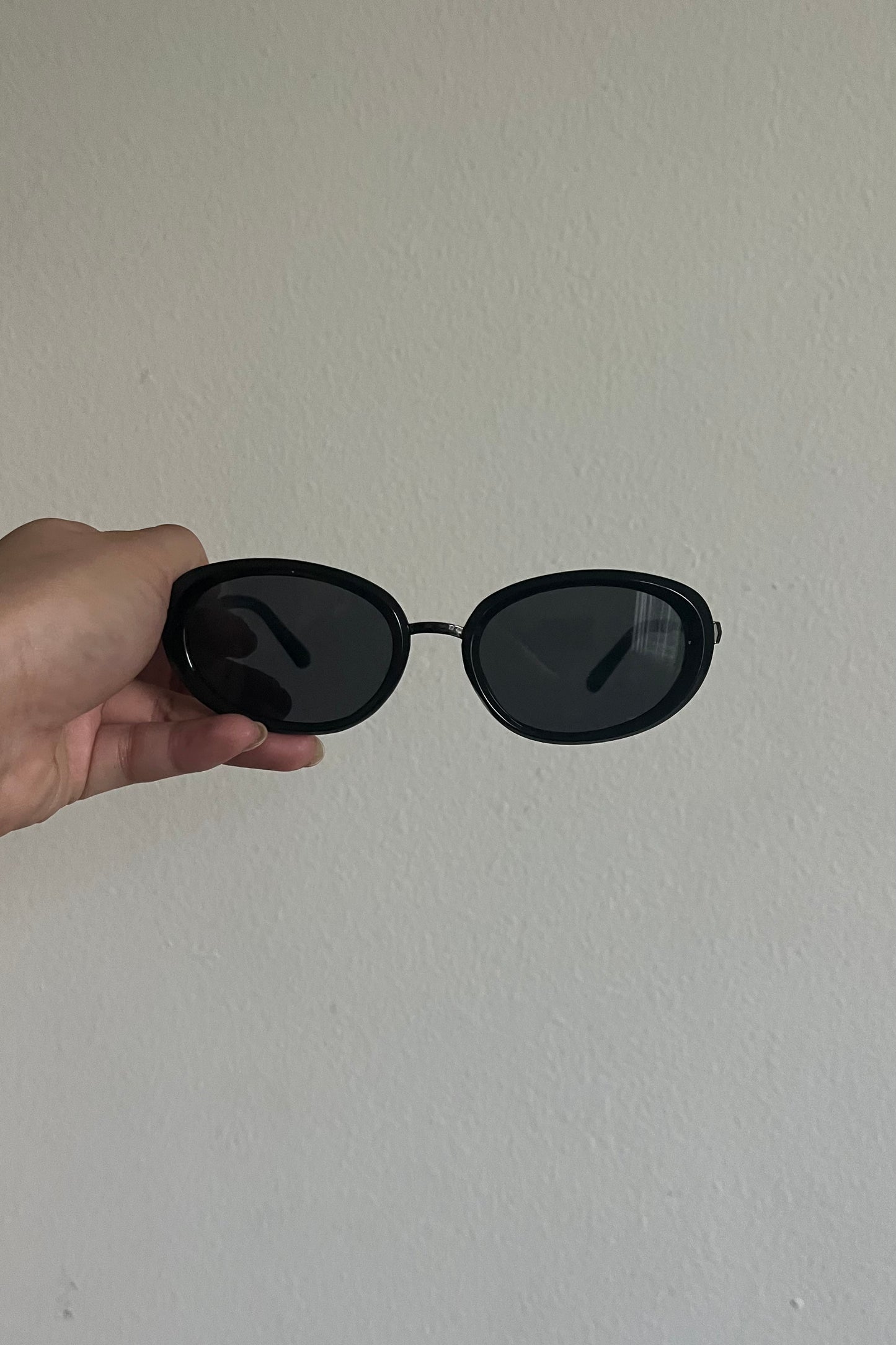 Keep Looking Round Sunglasses - Black