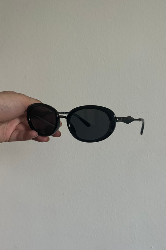 Keep Looking Round Sunglasses - Black